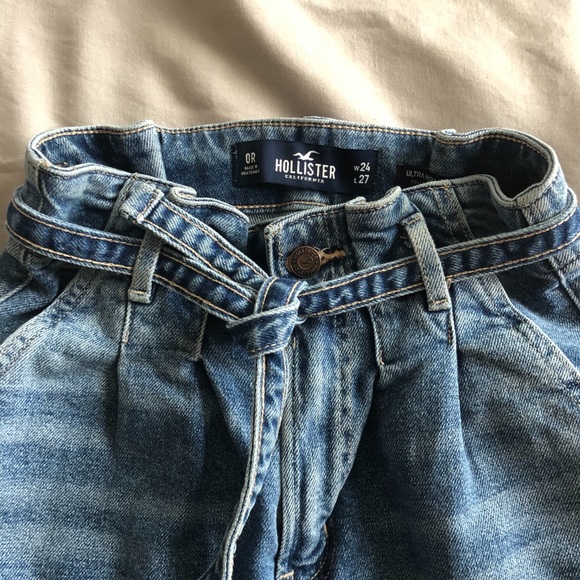Hollister Ultra High-Rise Mom Jean - Picture 3 of 6